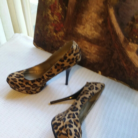 Women's Leopard Print Pumps - Picture 7 of 8